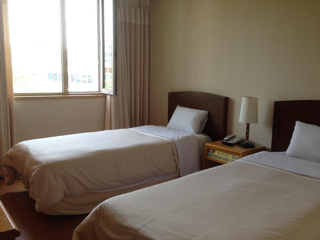 Daedong Hotel Чечжу Номер фото